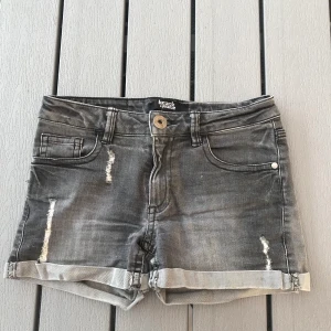 Slitna shorts i storlek 140 - Svarta slitna shorts i storlek 140 ungefär som en XXS. Använt ett par gånger men ändå bra skick. (Frakten ingår i priset)