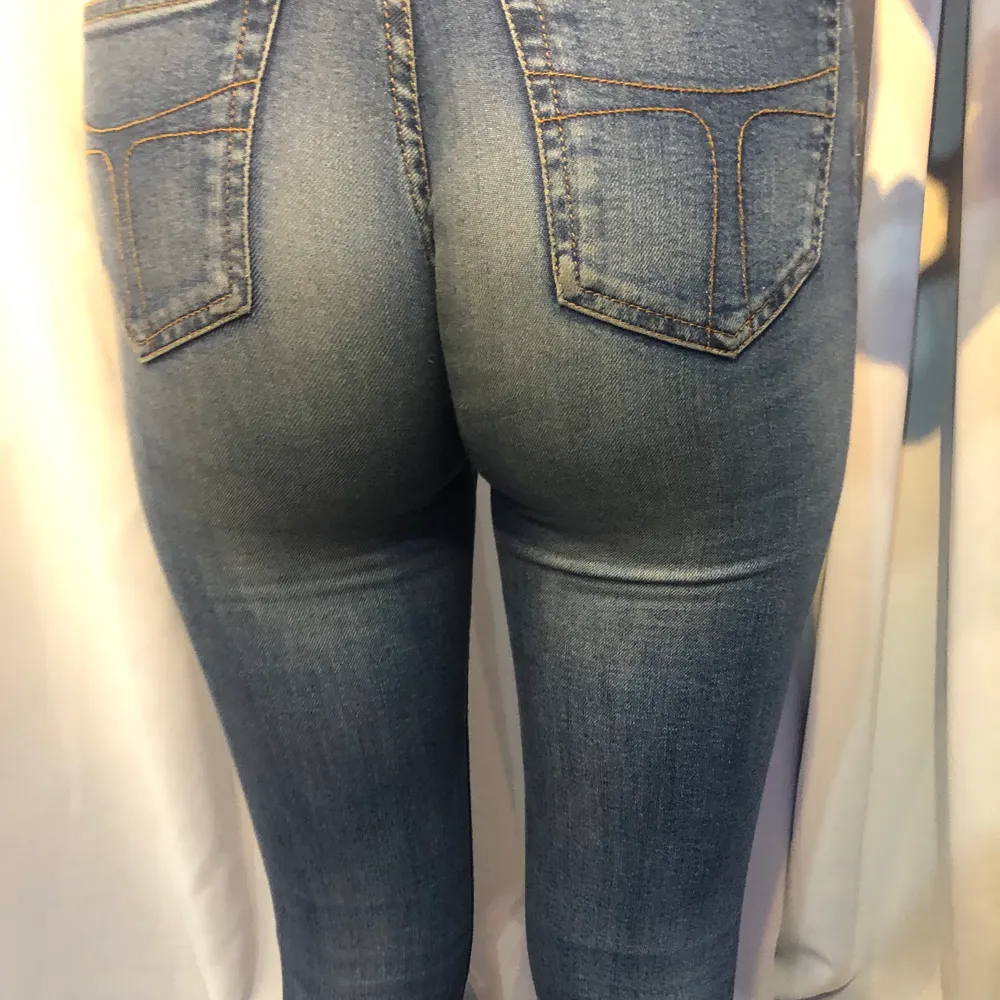 Fina jeans med slitningar, tyvär en liten fläck! ( se sista bilden). Jeans & Byxor.