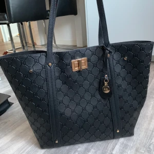 Väska  - Jättefin och rymlig väska ifrån Nelly. Minns inte märket nu men butiken finns i mall of svandinavia 