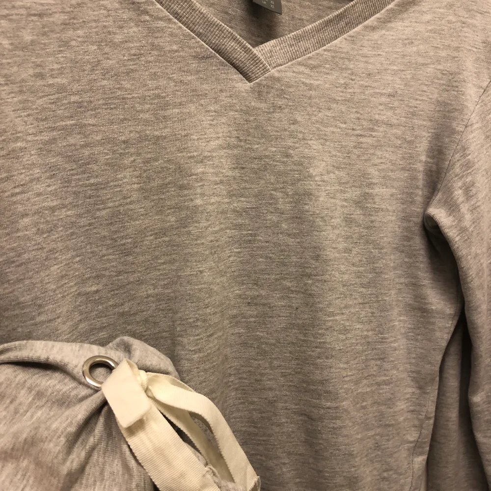 grå sweatshirt med detaljer på ärmarna, supersöt men cool på samma gång. Tröjor & Koftor.
