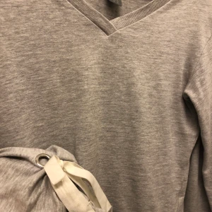 Sweatshirt med detaljer - grå sweatshirt med detaljer på ärmarna, supersöt men cool på samma gång