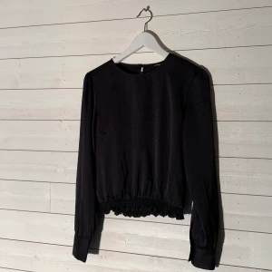 Blus - Storlek: S Färg: Svart Märke: BikBok Frakt: 42 kr (utanför Falun) Fler bilder? Kontakta oss!