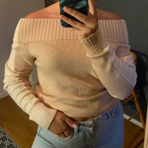 Linn Ahlborg x nakd tröja - En tröja från Linn Ahlborgs kollektion med nakd, aldrig använd bara testad. Fin ljus rosa/beige färg och vita/beiga sträck på armarna✨