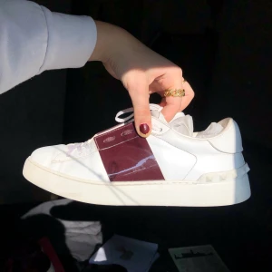 (Tydligare bilder på valentino skorna) - Här kommer lite tydligare bilder på valentino skorna jag säljer! Detta är i solljus så den vinröda färgen skiftar alltså lite beroende på ljus:) Se mer info ang dessa på min andra annons (på denna profilen)💘💘💘