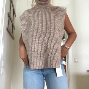 Väst - Säljer denna ASSNYGGA väst köpt på design only. Helt ny med lapp kvar!! Riktigt snygg nu till höst med en skjorta under😍😍😍 Nypris 699kr Budpris 300kr 
