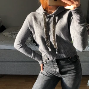 Zara hoodie - As snygg hoodie från zara, jätteskönt material och väldigt stretchig. Är lite croppad i modellen! Använd ca 2 gånger så ser helt ny ut! Köpt för ca 400kr. Skriv privat om ni vill ha fler eller bättre bilder, kan mötas upp men annars står köparen för frakten💓