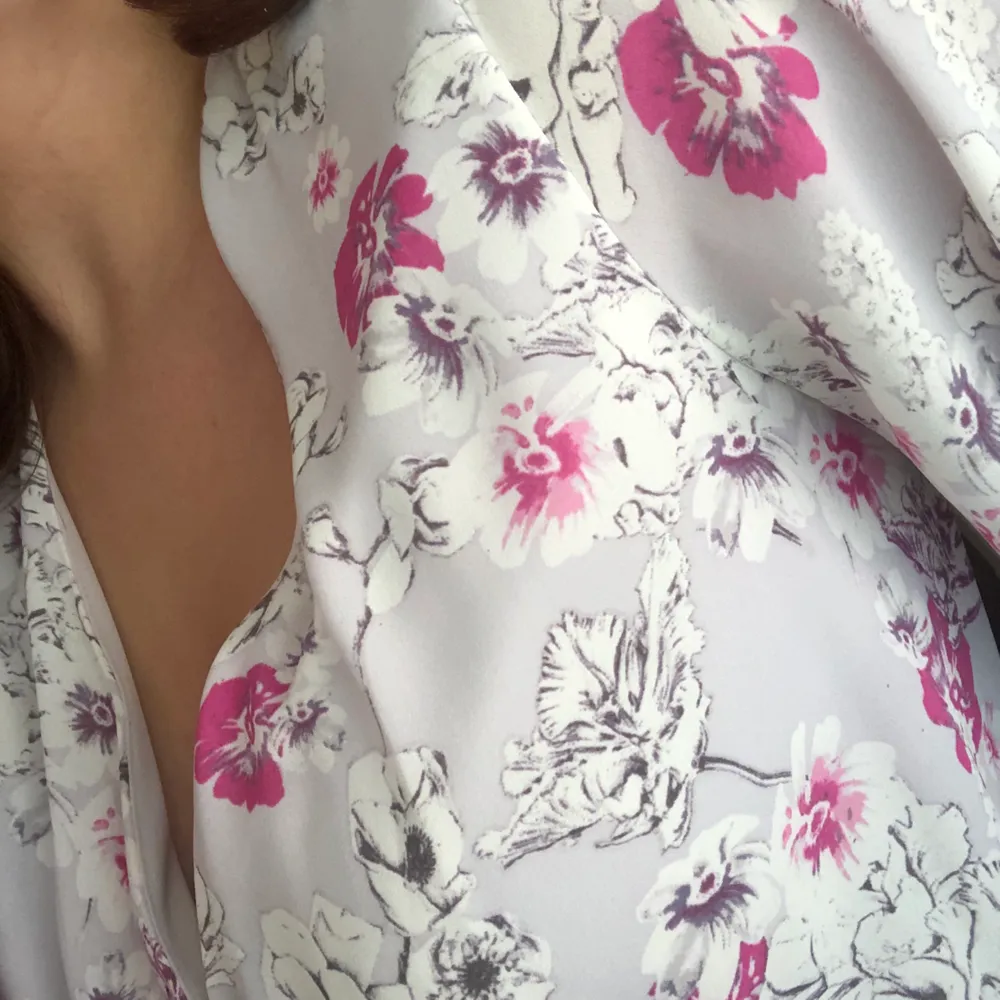 Blommig jumpsuit från Gina Tricot🌸 Fint skick och använd endast ett fåtal gånger💕 . Klänningar.