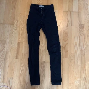 Molly jeans - Säljer mina Molly jeans, använda men fint skick. Säljer de för 100 kr. Köparen står för fraktkostnaden!