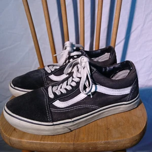 Klassiska vans - Klassiska vans-modellen. Använda men hela och fina! Se bild på sulan. Passar storlek 38