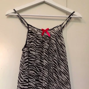 Nattlinne med zebramönster  - Semitransparent nattlinne med zebramönster, köpt secondhand. Passar storlek xs/s. Skulle vara snyggt att göra till en topp! Frakt tillkommer💞