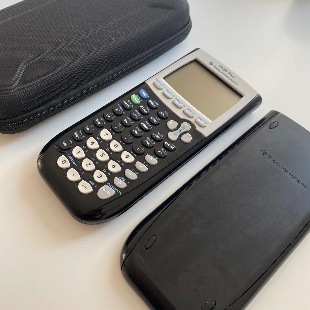 Texas ti-84 plus miniräknare/grafräknare.  Perfekt till matematikstudier etc.  Man kan göra ALLT på den här grafräknaren.   I gott skick!   Hämtas i Tranås, eller postas. GRATIS FRAKT. BATTERIER INGÅR. VÄSKA INGÅR (ord. Pris 300kr). Grafräknarens ord pris: 1400kr. Övrigt.