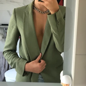 BLAZER/KAVAJ - Blazer från Zara i nyskick, använd 1 gång. Säljer eftersom den tyvärr inte kommer till användning. 