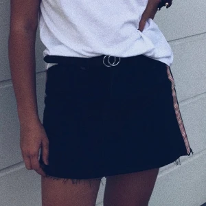 Jeanskjol från Bershka - Svart jeanskjol från Bershka, använd 1 gång! 