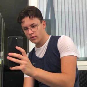 Lacoste väst/linne - Jättefin väst/linne från Lacoste. Passar perfekt under en vit t-shirt eller skjorta 🌼 betalning via swish 👍 budgivning vid flera intresserade 💕 frakt 44 kr