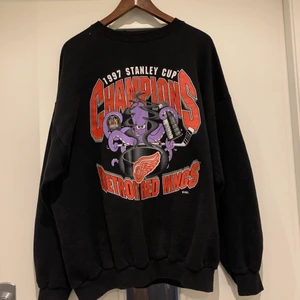Crewneck vintage  - 1997 Stanley cup Red Wings, sitter som M-L