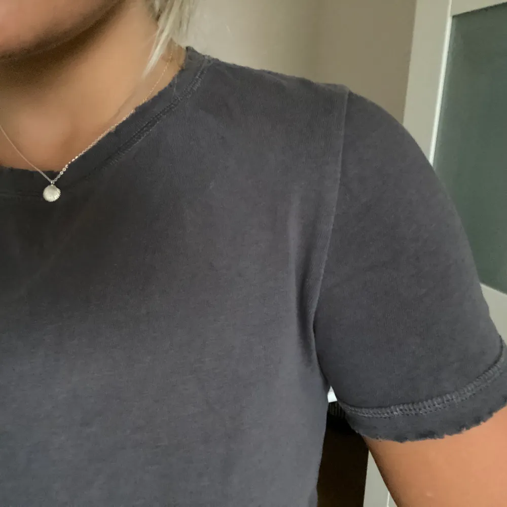 Säljer en snygg urtvättad grå T-shirt i storlek M!💕 möts helst upp i Stockholm, men kan även frakta!. T-shirts.