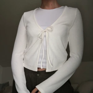 HM kofta - Jag säljer den trendiga koftan från HM i vitt. Jag klippte bort lappen men det är en storlek S...<3