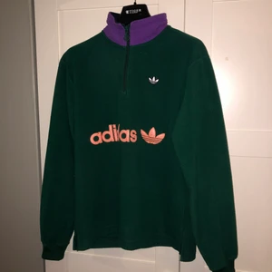 Adidas fleece tröja storlek m - Säljer min adidas fleece tröja, tröjan är i väldigt bra skick inga fläckar och inte använd mycket. 900kr originalpris. Kan skickas