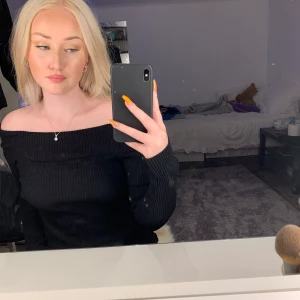 Off shoulder tröja - Off shoulder tröja från bik bok om jag inte minns fel. Mysig och tjock nu till vintern. Frakt 44 kr