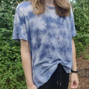 Distressed Blue TieDye  - En distressed t-shirt i blått tiedye-tyg. Storlek M-L. Fraktkostnad på 42kr tillkommer. ✨