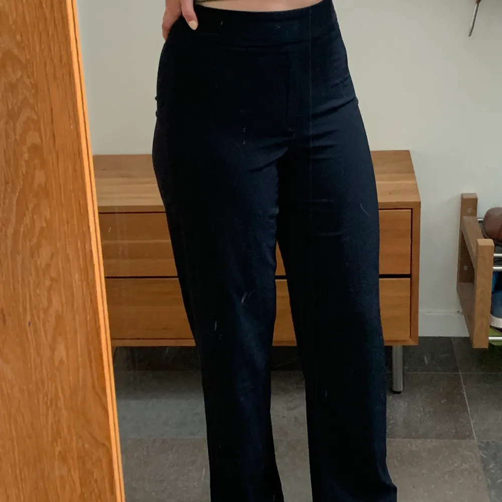 Svarta kostymliknande byxor i ett lite tunnare tyg från Bikbok(modellen heter Adrienne Wide leg Trousers) Kostymbyxdetalj frampå. Är verkligen superfina men säljer dem då de är för korta i benen för mig (är 172) Pris 175kr+frakt . Jeans & Byxor.