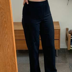 Svarta kostymliknande byxor i ett lite tunnare tyg från Bikbok(modellen heter Adrienne Wide leg Trousers) Kostymbyxdetalj frampå. Är verkligen superfina men säljer dem då de är för korta i benen för mig (är 172) Pris 175kr+frakt 