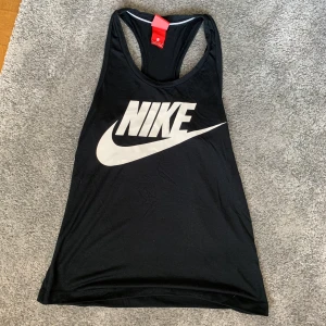 Träningslinne Nike XS - Träningslinne från Nike i storlek XS. Sparsamt använt och i fint skick. Möts upp i Kävlinge eller skickar mot fraktkostnad. 