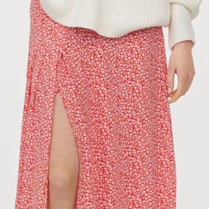 Mönstrad kjol - En mönstrad kjol från H&M, använt en antal gånger men är i bra skick. 