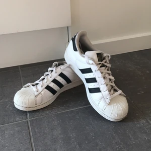 Adidas skor st:40  - Säljer dessa adidas skor i st:40 pga att dom inte längre kommer till användning, köparen står för frakt eller möts upp i Torslanda 💕💕