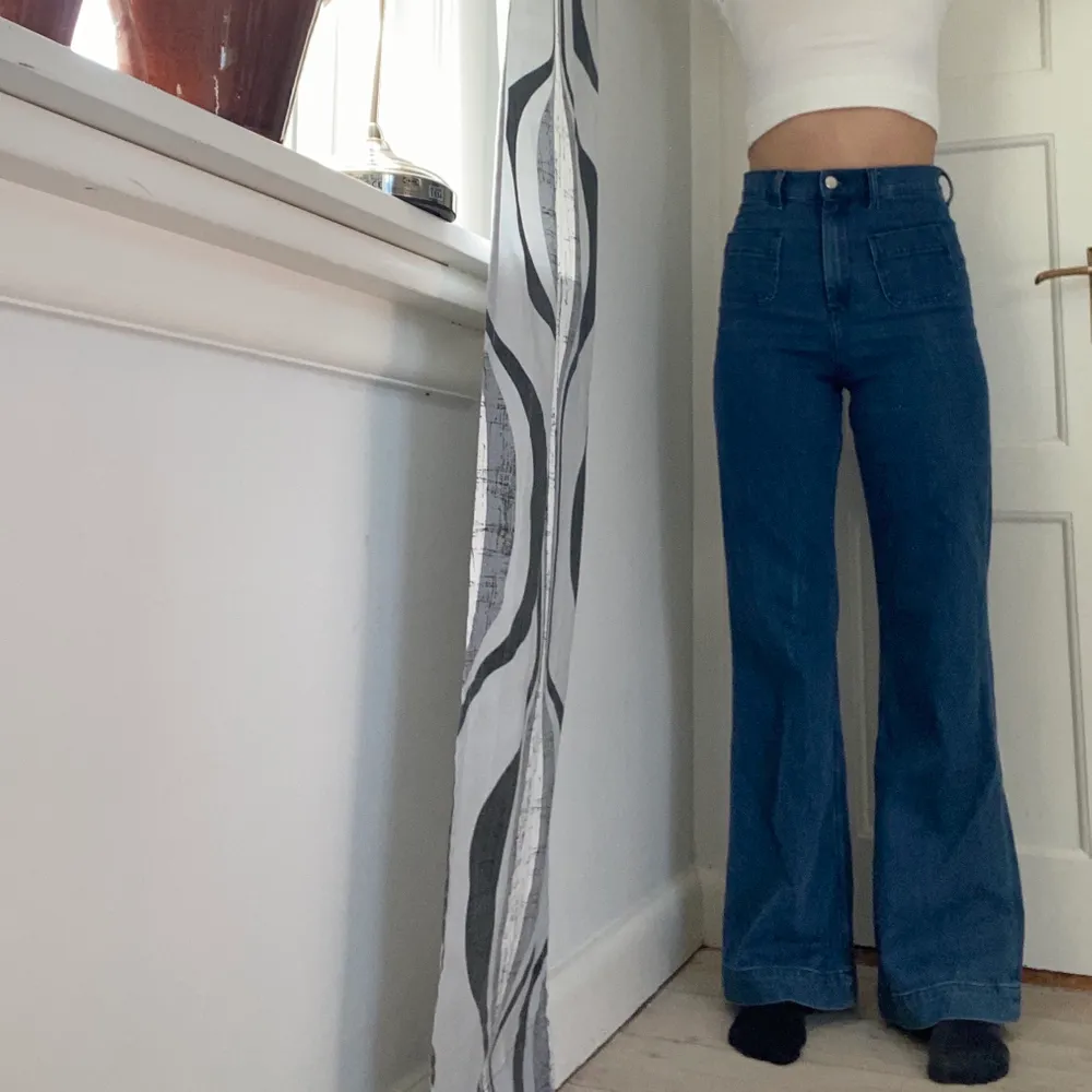 Ett par långa jeans från & other stories. Sparsamt använda 💙 jag är ca 175cm. Nypris ca 700kr . Jeans & Byxor.