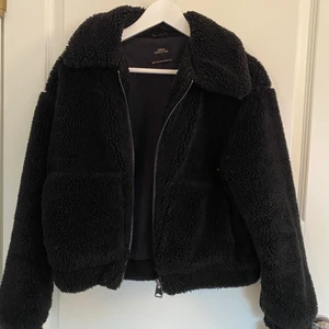 Svart jacka  - Superfin fluffig jacka från Urban outfitters. Storlek XS. I väldigt bra skick, använd fåtal gånger. Säljer för 350kr 