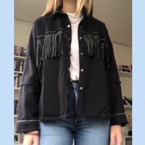 Zara jacka  - Köpt för ca 2 år sen men använd max 10 gånger, alltså i väldigt bra skick!🙌🏼 
