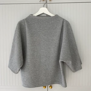 Mysig grå tröja  - Säljer denna tröja då den inte kommer till användning. Tröjan är lite croppad och har 3/4 ärmar. Fint skick! 