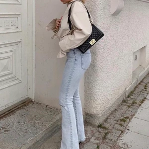 Ljusblåa jeans från BikBok  - Säljer dessa jeans från BikBok. Endast använda ett fåtal par gånger. Jag har klippt en ytterligare snitt i hålet vid knäna på grund av att göra hålen större och snyggare (syns på bild 2,3). Priset som står är exklusive frakt. Storlek S men är väldigt stretchiga (passar en S samt mig som är M-L) köpta för 600kr i somras💗💗 pris kan dissikerats vid snabb affär! 