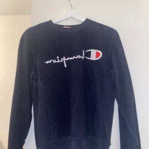 Champion tröja  - Champion Reverse tröja, köptes på junkyard för 1099:- för några år sen men pga så bra kvalitet känns den helt orörd. Marinblå med logga på bröst och ärm. 