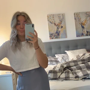 Croppat t-shirt  - Intressekoll på denna croppade vita t-shirten, skit fin men inte så bekväm i den bara!!💖 Storlek M för den inte ska vara så tajt men fortfarande mycket croppad!⚡️Fungerar perfekt till höga byxor eller kjolar, eller vad man vill! Köpt för 199kr säljer för 100kr