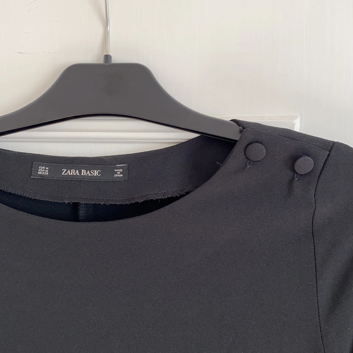 Klänning med volang och spets ärm - 91