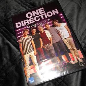INTRESSEKOLL!!💕                                                 Oöppnad DVD av One Direction- The only way is up! En 1 tim och 2 minuter lång musik dokumentär om hur bandet blev en världssuccé. Filmen är inspelad år 2012 och är på engelska med svensk text. Buda gärna från 50kr 
