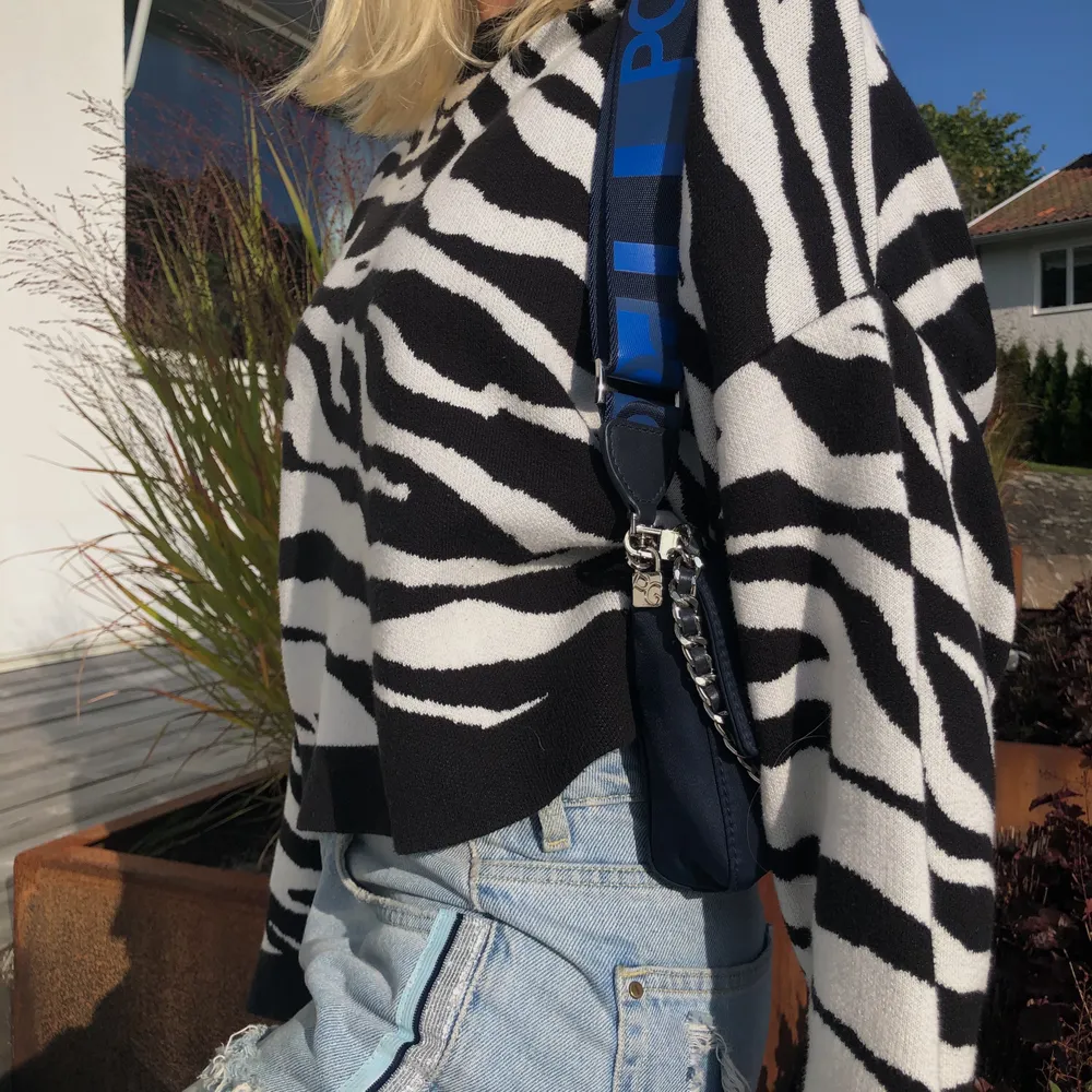 Snygg Zebramönstrad långärmad tröja från Gina tricot. I storlek s använd en gång. 130kr exklusive frakt.. Tröjor & Koftor.