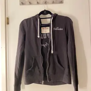 Säljer denna svarta hoodie från Hollister i strl XS. Använd rätt så många gånger för 3 år sen, men fint skick. Frakt ingår ej i priset.