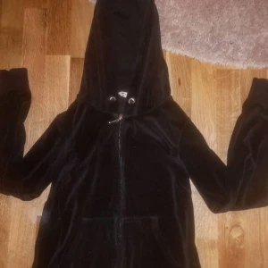 Cubus y2k fliss/kofta srl s/m - Bra skick y2k kofta i strl s men funkar på mig som har m. Säljer då jag har 2 :) sällan använd. Köparen står för frakt <3