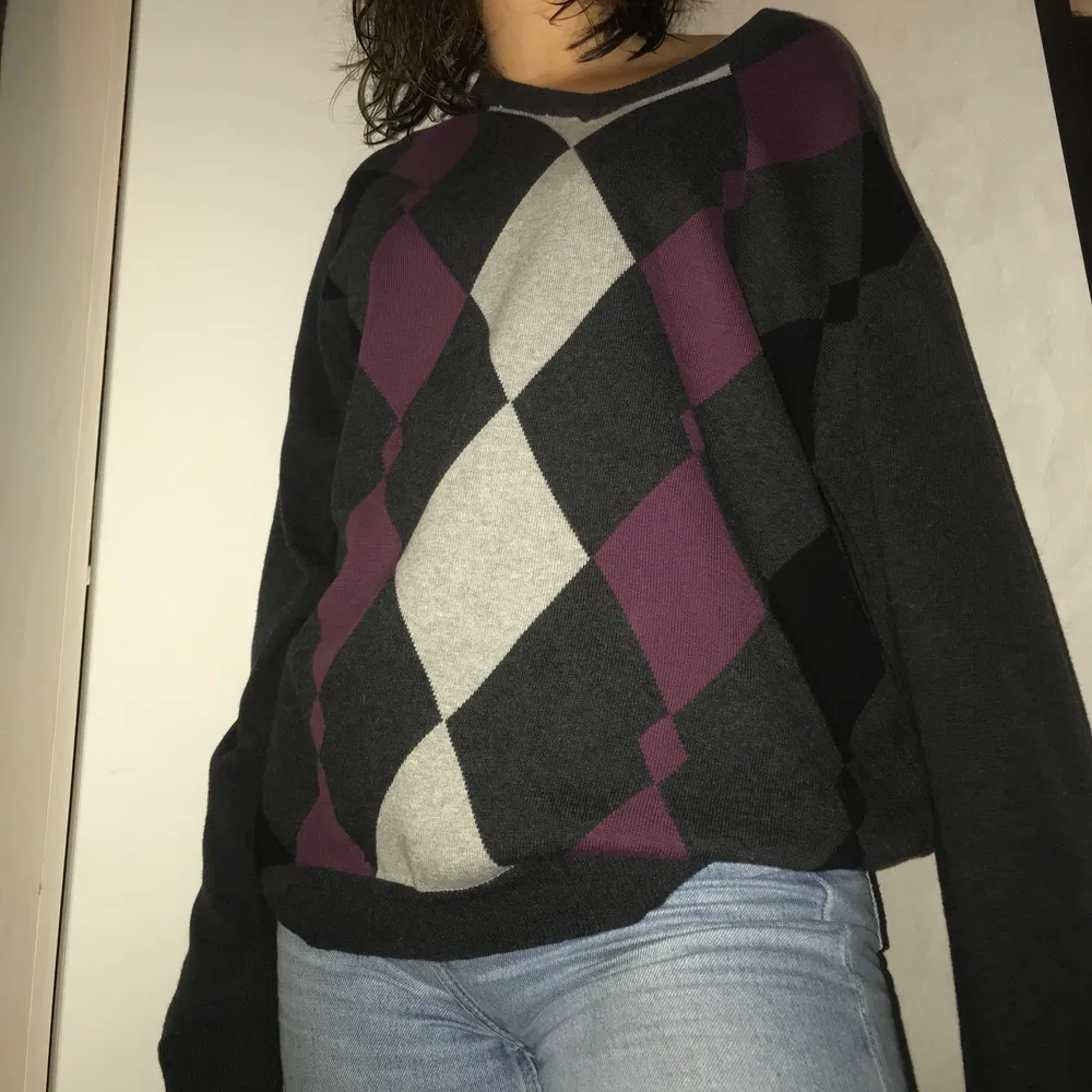säljer as cool och skön stickad sweater! Storlek XL men jag är en S som referens. Kan både frakta och mötas upp! Buda privat‼️ (frakt ingår ej). Stickat.