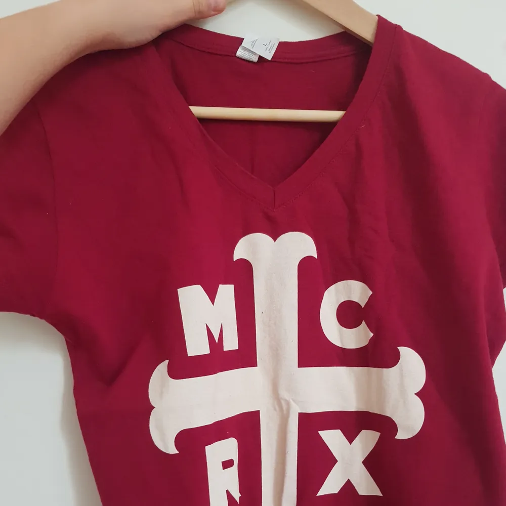 Limited edition MCRX tröja köpt på HOT TOPIC i Kanada. Säljer pga att jag har slutat lyssna på artisten. I bra kondition. användfåtal gånger. Storlek L men passar även S som oversized tröja. . Skjortor.
