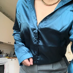 Blå satinskjorta från PLT XS - Jättefin satinskjorta från Pretty Little Thing i en blå färg. Modellen är som en vanlig skjorta och tyget är lent och glansigt. Aldrig använd! Lappar och allt kvar 🥰 köpt för 270kr Slriv för fler bilder! GRATIS FRAKT VID SNABB AFFÄR❤️