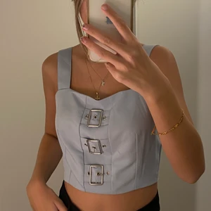 Topp med spännen - 🤎Fin blå topp med spännen fram, stängs med dragkedja i ryggen.🤎 💌Fraktar: måndagar & torsdagar.