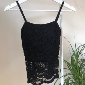 Linne med spets - Skitsnyggt croppat linne med spets. Har inbyggda inlägg, så det sitter väldigt skönt på. Köpt i Spanien och knappt använt, alltså nyskick. Frakt ingår i priset, kan annars mötas upp ✨ 