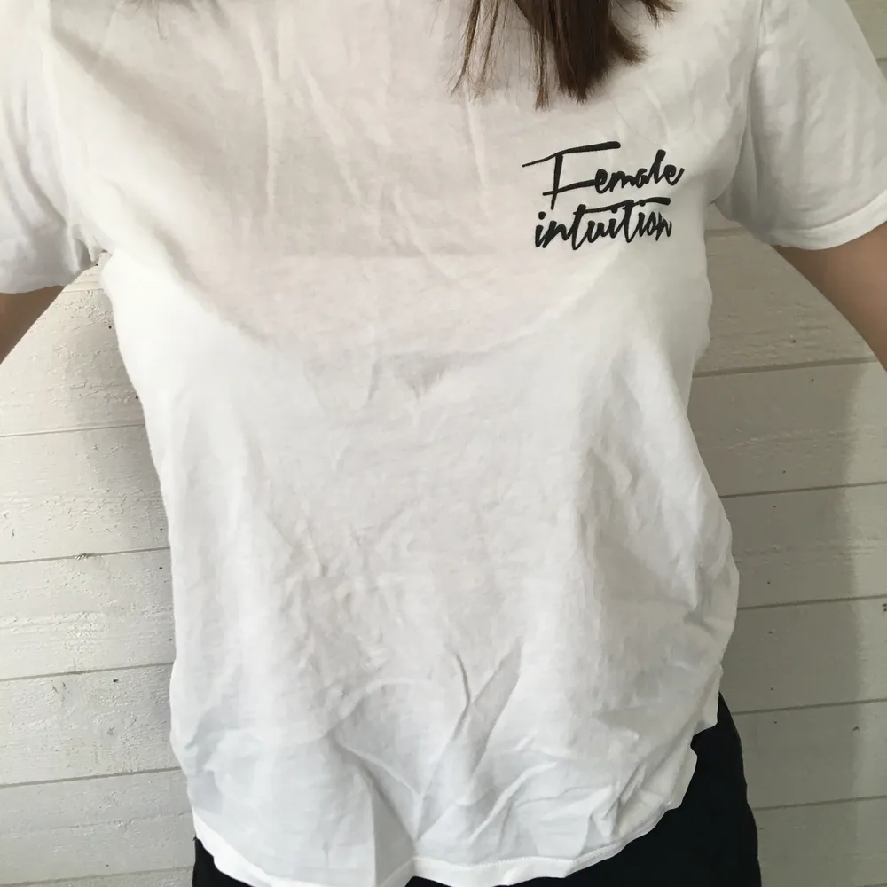 En tröja från Gina tricot som är ca 2 år gammal. Knappt använd, dock är trycket lite slitet. Storlek S. Köparen står för frakten🤍. T-shirts.