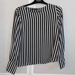  - Världens finaste blus som har slits nere vid händerna och har även lite längre ärmar, använder den sällan så tänkte sälja den:) köparen står för frakten 