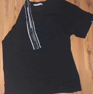 Givenchy t-shirt - Storlek L fast passar även M