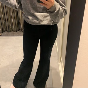 Kostymbyxor - Svarta Kostymbyxor från Zara i storlek M. Endast använda en gång. 🖤